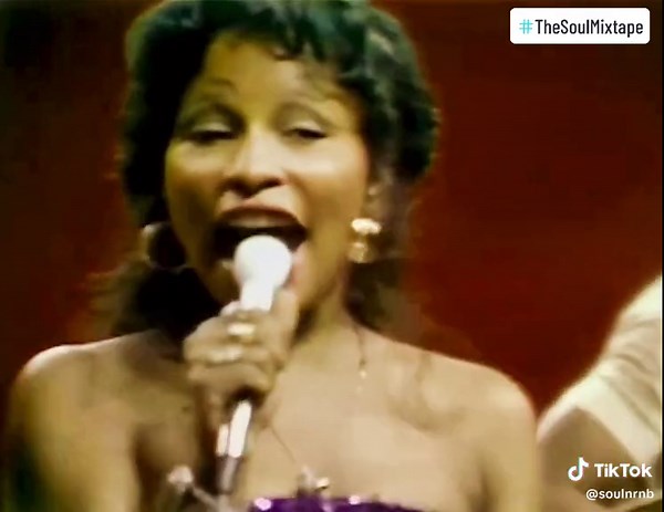 1974 with a young #ChakaKhan and #Rufus with a #SoulMusic track written by #StevieWonder and performed on #SoulTrain for your Friday! #SoulMusicVibes #70sSoul #Soul #TheSoulMixtape