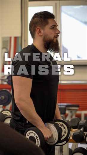 FLEXTREME on Instagram: "Poenta nije da li se trapez uključi, nego kada. EMG analize pokazuju da se gornji trapez prirodno aktivira u gornjem dijelu lateral raisea kako bi omogućio pravilnu skapularnu rotaciju i stabilan položaj ramenog zgloba (scapulohumeral rhythm). Forsiranje „lopatica dole“ tokom cijelog pokreta remeti taj ritam, smanjuje mehaničku efikasnost srednjeg deltoida i povećava stres na rame. Problem nije trapez — problem je prevelika kilaza i prerana kompenzacija. #flextreme #biom