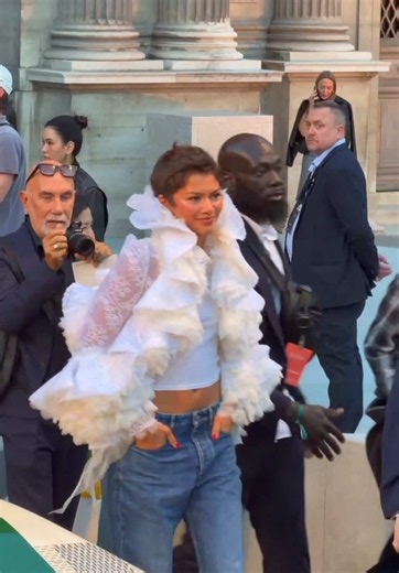 Zendaya au défilé Louis Vuitton à la Cour carrée du Louvre