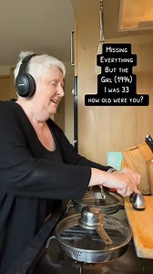 Cuando la tía está por hacer de cenar y suena esta canción. | Behind the Songs