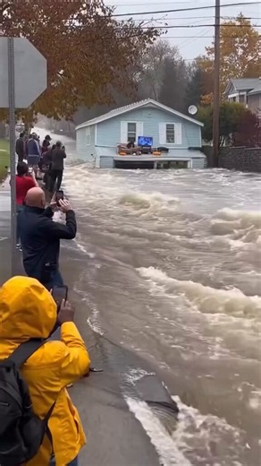 🌊 Today’s Floods 😱💧Powerful floodwaters continue to impact communities, turning streets into rivers and creating dangerous conditions for drivers and residents.