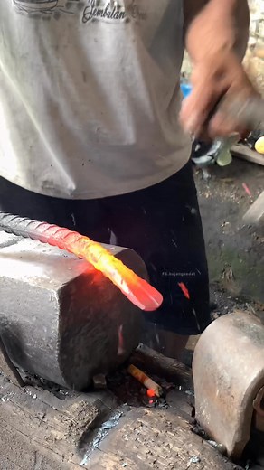 57K views · 93 reactions | With simple equipment, this iron craftsman made a nail remover for construction workers, good work !!! #blacksmithing #ConstructionTools #goodwork #metalwork #southeastasianart #fblifestyle #fypreels | Bujang Kedat | Facebook