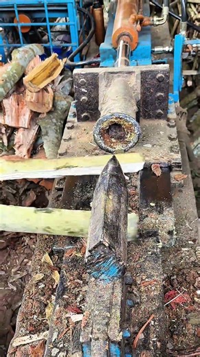 Heavy Duty Log Splitting Machine in Action 🪵⚙️🔥