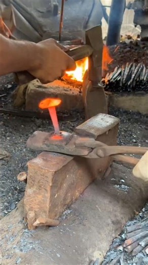 🔥Forging Steel Under Fire - Hard Work in Every Strike!💥 #blacksmith #anvil #nails