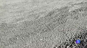 26K views · 288 reactions | En estas imágenes de Japón se ven toneladas de piedras pómez que se acumulan en las aguas de Okinawa Las escupió un volcán subacuático que entró en erupción hace dos meses en el Pacífico https://www.rtve.es/play/videos/directo/24h/ | La 1 de TVE | Facebook