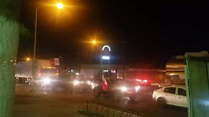 35K views · 650 reactions | #Obregoneada #Patria  esta noche en San Luis Rio Colorado, ya tradicional. La raza festeja recorriendo en sus vehículos, ondeando banderas y escuchando música, por la Obregón.. Transitar por esa vía es un caos en estos momentos... | La Voz del Pueblo de San Luis Río Colorado | Facebook