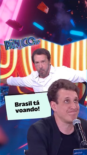 ✈️ O BRASIL TÁ VOANDO! Samy Dana, o cara que sente tanta saudade de trampar na Globo que até copiou o cabelo do Guga Chacra, trouxe os dados do PIB e o clima na bancada foi ficando cheio de turbulência! Segundo os números apresentados, o Brasil teve a menor alta em 5 anos (2,3%). Isso enquanto a Argentina cresceu quase o dobro, e o Paraguai, o triplo! De quebra, o país deixou o “Top 10” economias mundiais e tem o recorde histórico de quase 5 MILHÕES de brasileiros que já