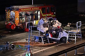 Tödlicher Unfall auf A3: LKW zerdrückt Begleitfahrzeug