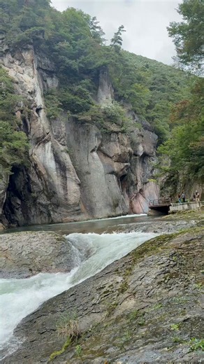 ほしのディスコさん聖地巡礼の旅in沼田④沼田の親善大使ほしのさんがおすすめの場所といえば、ここ！吹割の滝！凄すぎた！大迫力！！自然の神秘と不思議と美しさ、そして脅威！想像を遥かに超える圧巻の絶景でした！！天然のミストでマイナスイオン浴びてパワーもチャージできた気がする！✨ https://t.co/h8fZvZHPax