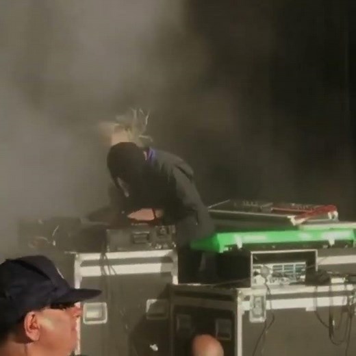 Crystal Castles - Kept (Live)