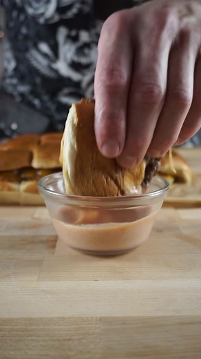 Hawaiian Roll Smash Burgers: Irresistible Slider Recipe