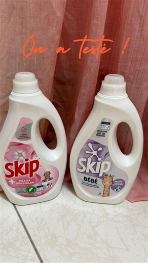 🧺 J’ai testé deux lessives liquides Skip, et voici mon avis ⤵ ✔ La version peaux sensibles : une valeur sûre pour toute la famille. Linge tout doux, sans irritations. 👶 Et la Skip Bébé ? Une vraie alliée contre les taches tenaces (purée, compote, crème solaire…) ! 💡 Testée par des pédiatres, sans conservateurs controversés, avec un parfum hypoallergénique. 🌍 En plus, la bouteille est recyclable et la formule efficace même à basse température ! Commandez sans attendre, le lien est dans la bio