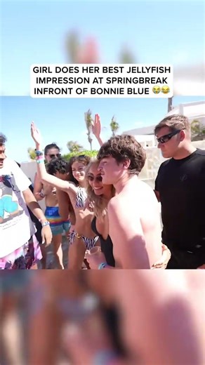girl does her best jellyfish impression at springbreak infront of Bonnie Blue 😭😂