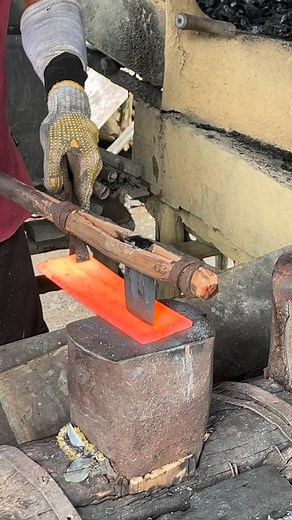 6.3K views · 16 reactions | The iron smelting process is divided into three parts #fblifestyle #blacksmith #blacksmithing | Seni Kerajinan | Facebook