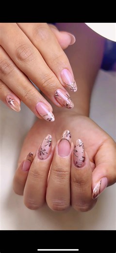 Detalles que marcan la diferencia 🌸 Las uñas floreadas delicadas combinan sutileza y elegancia para un acabado romántico y sofisticado. Ideales para quienes aman lo fino y femenino 💅✨💖 . . . . . . . #magicnailsspa #trujilloperu #uñastrujillo #acrilico #spatrujillo