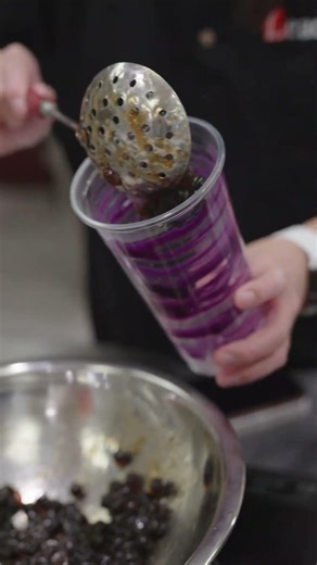The perfect tiger tea swirls EVERY single time #ube #bubbletea #purplesweetpotatodrink #taro