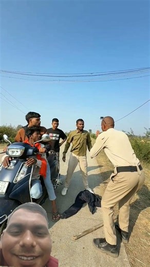 police wale ko hi chuna lada diya #comedy #funny #video #comedyvideo #shortvideo #naveenzone