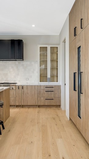 17 reactions | Simple and sleek. Let us help you curate your dream kitchen. Find all of your kitchen necessities and more at Abt. Kitchen built and designed by @noahpropertieschicago @lisek_interiors #kitchen #kitchendesign #interiordesign #kitcheninspo #modernkitchen | Abt Electronics | Facebook