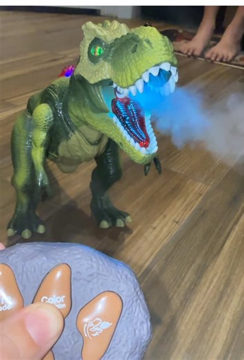 The coolest remote controlled dinosaur!! This would be an awesome gift for your dinosaur lover!! #dinosaur #dinosaurtoys #remotecontroltoy #toys #dino