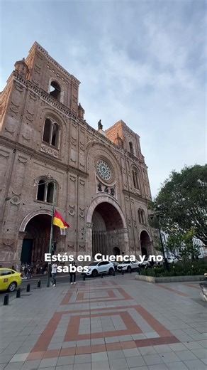¿Visitas Cuenca? Aquí te mostramos 5 lugares imperdibles en el Centro Histórico que harán que te enamores de esta ciudad. Desde la majestuosa Catedral Nueva hasta el colorido ambiente de la Plaza de las Flores y la vista increíble desde la Plaza San Francisco. Descubre historia, cultura y arte en cada rincón de Cuenca. ¡Atrévete a explorar! 🎒🏛️ #AzuayEsElDestino #cuenca #turismoecuador