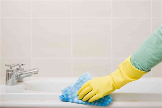 How To Clean A Bathtub, According To An Expert
