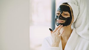 6 Urutan Memakai Masker Wajah dengan Baik dan Benar