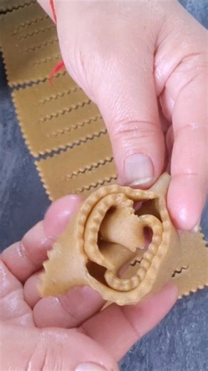 Voici la méthode la plus simple pour plier la chebakia, celle que beaucoup de débutants adoptent parce qu’elle est rapide, régulière et demande peu de technique. | La cuisine de Hayat