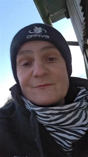 Le corps jaune est une structure hormonale qui se forme sur l’ovaire, à l’endroit où un follicule a libéré un ovule (ovulation). Il sécrète la progestérone, hormone indispensable au maintien de la gestation S’il y a gestation, il reste en place pendant plusieurs mois S’il n’y a pas gestation, il régresse et disparaît Important : le corps jaune ne fait PAS partie de la délivrance et ne s’en détache pas normalement. Mais presque a chaque fois le corps jaune apparaît lors de la délivrance. | Sylvie