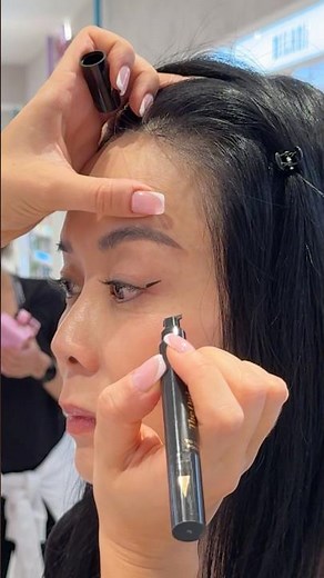 Winged eyeliner in literally 10 seconds ⏰