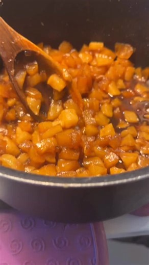 Whats the number one trick to candy apples instead of leaving them full of water ? Notice the small amount of liquid is a reduced simple syrup that thickens without a slurry just 2 ingredients ? Any guesses | Bake it with Mel