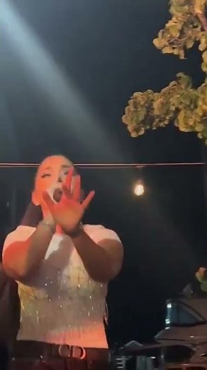 Enisa singing “Dumb Boy” live 🎤