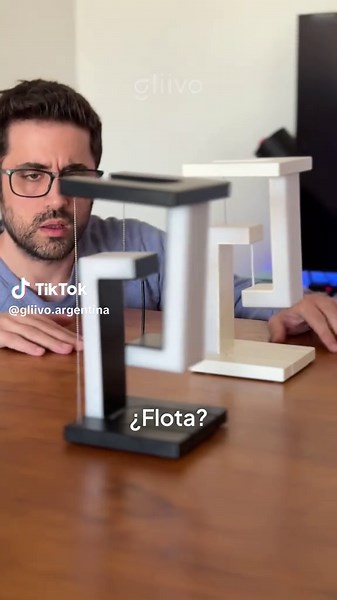 La Lámpara Flotante Space ilumina, decora y además carga tu smartphone con 10W de potencia. Diseño moderno, control táctil y luz ajustable para cualquier ambiente. 📱 #Gliivo #setup #decoración #smartphone