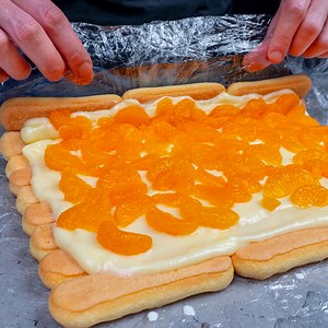 1.1M views · 9.7K reactions | Cuire une délicieuse roulade avec des BOUDOIRS et des MANDARINES Ingrédients: boudoirs - 300 g lait - 300 ml lait - 500 ml sucre - 100 g fécule de maïs - 40 g oeufs - 2 pièces mandarines en conserve - 200 g Au réfrigérateur 1 heure crème fouettée - 200 ml mandarines - 100 g chocolat fondu - 50 g menthe - 5 g | Cookrate - France | Facebook