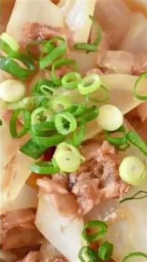 新玉ねぎとツナ缶のやさしい煮物新玉ねぎの甘みとツナの旨味がじんわり広がる、簡単で体にやさしい一品です。火を通すと新玉ねぎがとろっとして、ご飯にも合います。