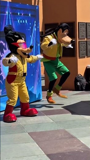 A Goofy Movie - Goofy And Max Celebrate In The Walt Disney Studios Lot I Disney TVA Films