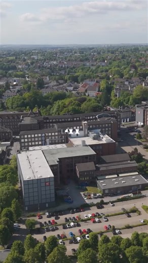 ZWILLING Deutschland on Instagram: "Bei ZWILLING ist Nachhaltigkeit kein Trend - sie ist Teil unserer Identität. 🌱 Deshalb arbeiten wir eng mit unseren Lieferanten zusammen, um sie dabei zu unterstützen, ihre Umweltauswirkungen zu reduzieren. Mit dem amfori BEPI-Programm fördern wir einen verantwortungsvolleren Umgang mit Energie, Wasser und Abfall - und verbessern gleichzeitig die Arbeitsbedingungen durch amfori BSCI. Wir sind stolz darauf, dass amfori ZWILLING als Best-Practice-Beispiel ausge