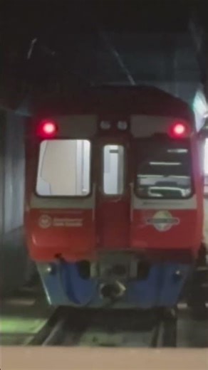 3000/3100 railcars departing from Adelaide station #train #adelaide #adelaidemetro #trainspotting