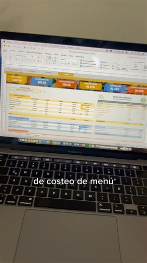 🍽 ¿Tienes un negocio gastronómico? Esto es para ti ❌Si no sabes cuánto cuesta cada platillo ❌Si Fijas precios sin calcular tu ganancia Con esta plantilla puedes: ✅Registrar costos e ingredientes ✅Calcular rentabilidad al instante ✅Maximizar tus ganancias fácilmente. 🎯 1000 dueños de restaurantes ya la usan. 👇 Descarga ahora y toma el control de tu negocio. www.ferrendonx.com/p/costeo-de-menu-excel | Fer Rendon