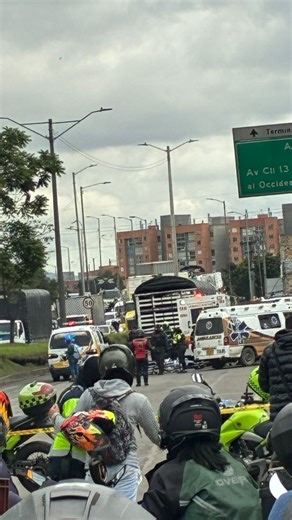 Pasa En Bogotá | Juan Bacca🐮 on Instagram: "#bogotá #movilidad Se presenta, s¡niestro vial con f*talidad en la localidad de Kennedy, Av. Cali con calle 15A, sentido Sur-Norte. Involucra camión y motociclista que lamentablemente f*llecio en el lugar de los hechos. Tomar vías alternas, bastante congestión vehicular en la zona. TODOS LOS VIDEOS EN TELEGRAM (LINK EN EL PERFIL)"