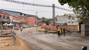 【矿区铁路东线最后的手动抬杆道口】DF4DD-0097十三矿站牵引编组好的重车上行方向发车。