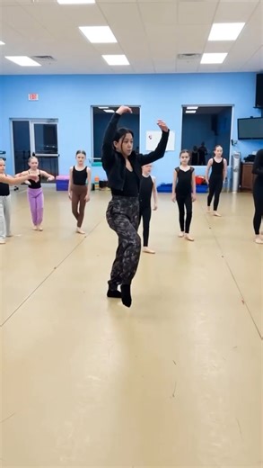 STAFF SPOTLIGHT: Emily Jasper ✨ Having Emily on our teaching staff is such a gift. With a minor in dance from the University of Iowa, four years on the Iowa Dance Team, and five years with the Chicago Bulls dance team, she brings incredible knowledge and real-world experience to The Dancer’s EDGE. Emily teaches jazz, lyrical, and supports dancers working toward dance team goals in her dance team technique classes, all while creating a positive, uplifting environment our students thrive in. We’re