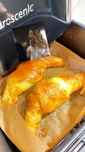 😁Comment les asiatiques font le croisant avec galette de riz ? Vous pensez c’est meilleur pour la santé que les vrais croissants français ou pas 😂? 🥣PREPARATION : Mélanger 3 œufs 1 cas du sucre 150ml de lait 50g du beurre sans sel; Temper 4-6 feuilles de riz dans le œufs, Couper les feuilles en 3 proportions; faire la forme comme dans le vidéo; On peut ajouter des chocolats ou sans chocolat; rouler les feuilles comme la forme de croissants ! Cuisson avec Four: Pre chauffer le four à 200 degré