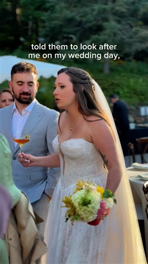 MARILYNE | Wedding & event content creator on Instagram: "« that’s my girl » 😏🍸 C’est aussi ça mon rôle comme wedding content creator: capter tous ces petits détails sur le vif 🤳🏻 📆 Booking 2026 ouvert (il me reste quelques places! 💻Découvre mes services : https://www.linstantml.ca ——— 💍 C & M | 06.09.25 Lieu | @manoirdavis Traiteur | @bonappetittraiteur Décors & coordo | @club_etabli Créatrice de contenu | @linstant_ml Maquilleuse | @maison.degrandpre Coiffeur | @joelgagnecoiffeur Photog