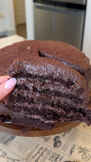 Gabriela Monsalve | Recipe Creator on Instagram: "Soft, Chewy Chocolate Fudge Cake🍫 Ingredients: Chocolate Cake: • 3 cups (375 g) all-purpose flour • 3 cups (600 g) sugar • 1 1/8 cups (135 g) unsweetened cocoa powder • 3 tsp baking powder • 2 1/4 tsp baking soda • 1 1/2 tsp fine salt • 1 1/2 cups (360 ml) buttermilk, room temp • 3/4 cup (180 ml) avocado oil or neutral oil • 3 large eggs • 3 tsp vanilla extract • 1 1/2 cups (360 ml) hot coffee Chocolate Fudge Filling & Topping • 4 cans (1,400 g)
