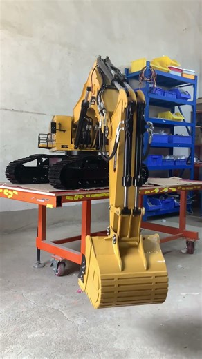 Plop this massive 6015B metal hydraulic excavator on the desk! #rc #model #excavator #machine