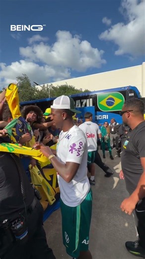 The RECEPTION Brazil Got Arriving in Houston is Unreal — Neymar MOBBED By Fans! 😱🇧🇷 World Cup
