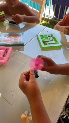 Casa_club_ketrahue on Instagram: "Con estos circuitos eléctricos nuestros niños aprendieron de manera práctica los principios básicos de electricidad, fomentando la creatividad y la curiosidad , gracias a Diego y su mamá @tessy_gonzalez por este hermoso y entretenido regalo ❤️"