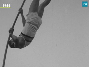 SAUT À LA PERCHE. Le perchiste français Hervé d'Encausse nous explique point par point la technique de ce sport de voltige en 1966. Les images au ralenti sont comme une restitution exacte du mouvement. | INA