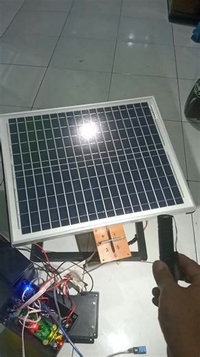 Solar tracker adalah perangkat mekanis/elektronik yang menggerakkan panel surya agar selalu menghadap matahari sepanjang hari. Alat ini meningkatkan efisiensi penyerapan energi sebesar 25-40% dibandingkan posisi statis. Menggunakan sensor cahaya (LDR), motor, dan mikrokontroler (seperti Arduino), alat ini mengoptimalkan output PLTS secara real-time #arduino #arduinoproject | Toni St