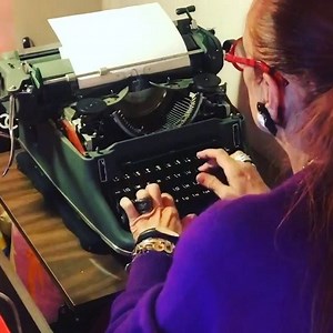 “C’est ainsi que je passe 20 à 22 heures de mon temps de travail (à peu près tous les jours, surtout lorsque j’écris un livre), sur ma vieille machine à écrire Olympia 'Ollie ": je me plonge dans l’histoire et j’oublie le reste du monde. Mes enfants disent qu'ils se sont endormis tous les soirs au son de ma machine à écrire. J'écrivais la nuit après leur coucher. Maintenant, j'écris tout le temps. 185 livres maintenant... Je suis la plus heureuse lorsque je tape sur ma machine à écrire, lorsque 